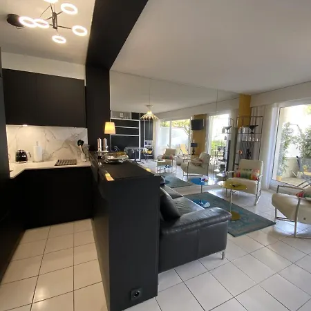 Moderne Avec Terrasse Vue Et Parking A - Fr-1-474-205